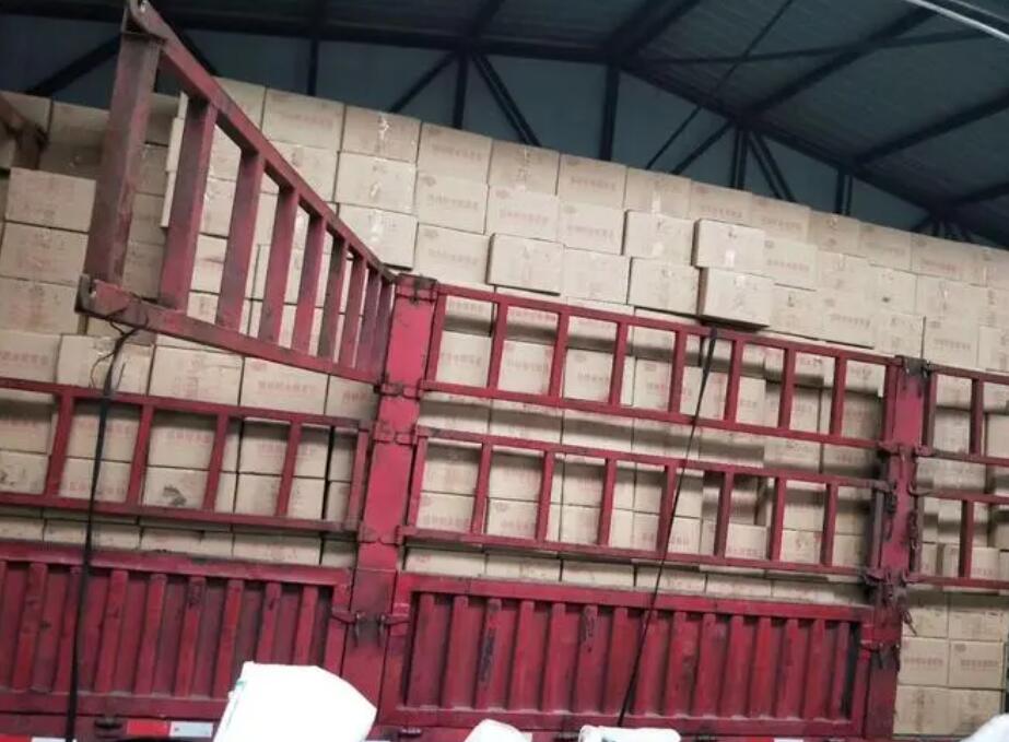 特種<a href=http://m.fliange.cn/fwzhxt/ target=_blank class=infotextkey>蜂窩活性炭</a>裝車發(fā)貨